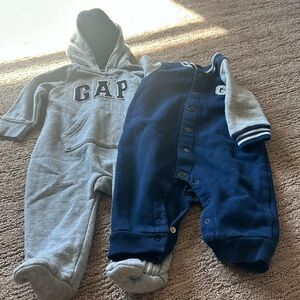 Bundle of 2 Baby Gap outfits. Size 3-6 months.